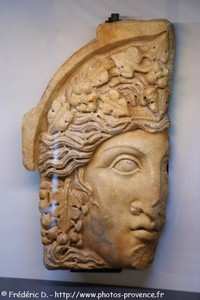 masque cornier droit d'un couvercle de sarcophage